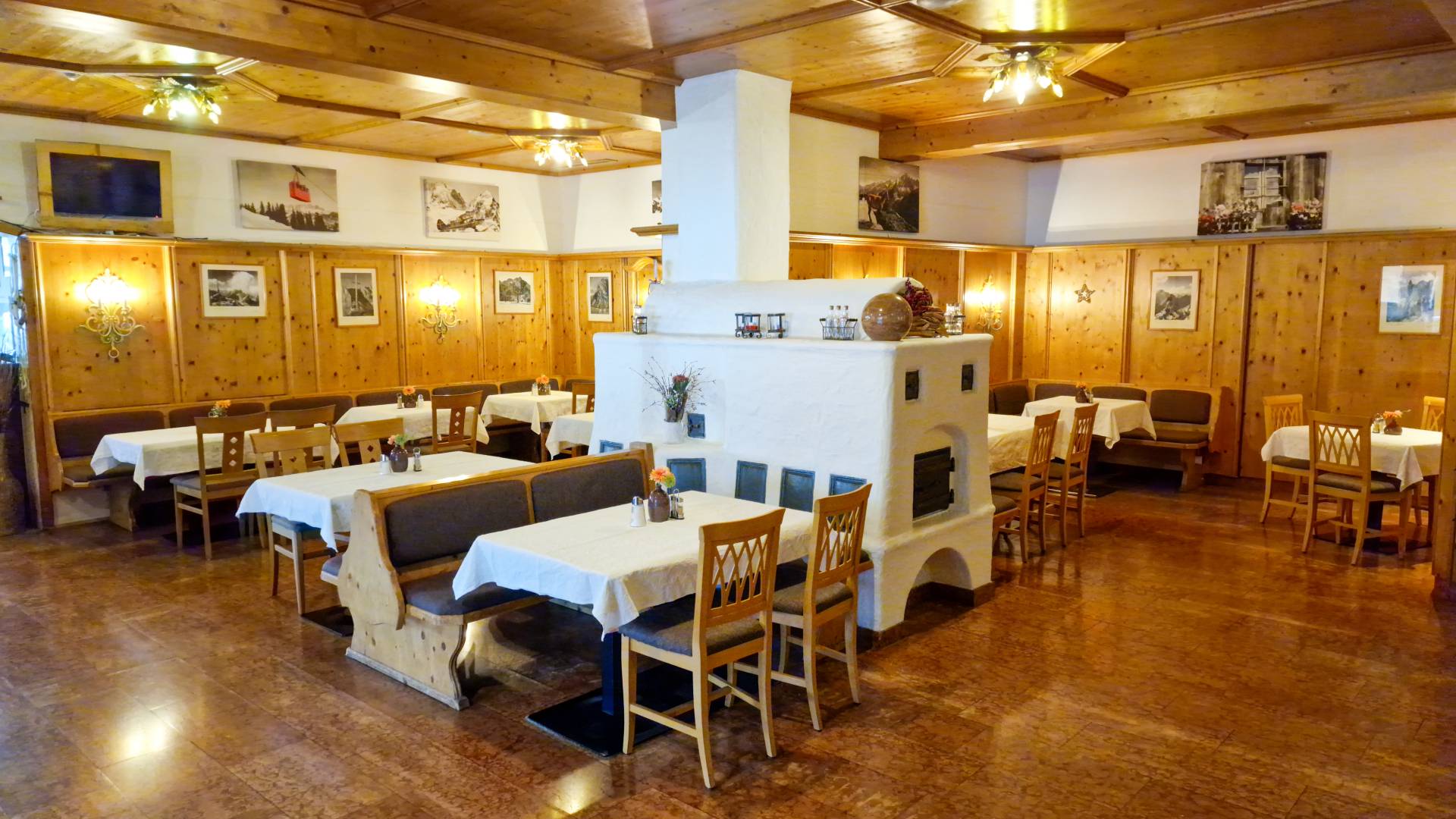 Innenansicht Restaurant mit Kamin