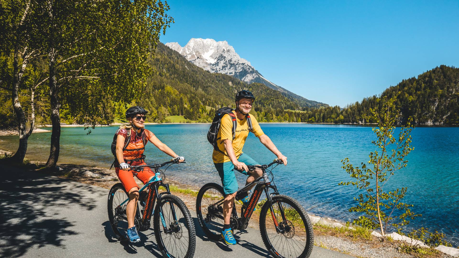Fahrradfahrer fahren am See in Scheffau